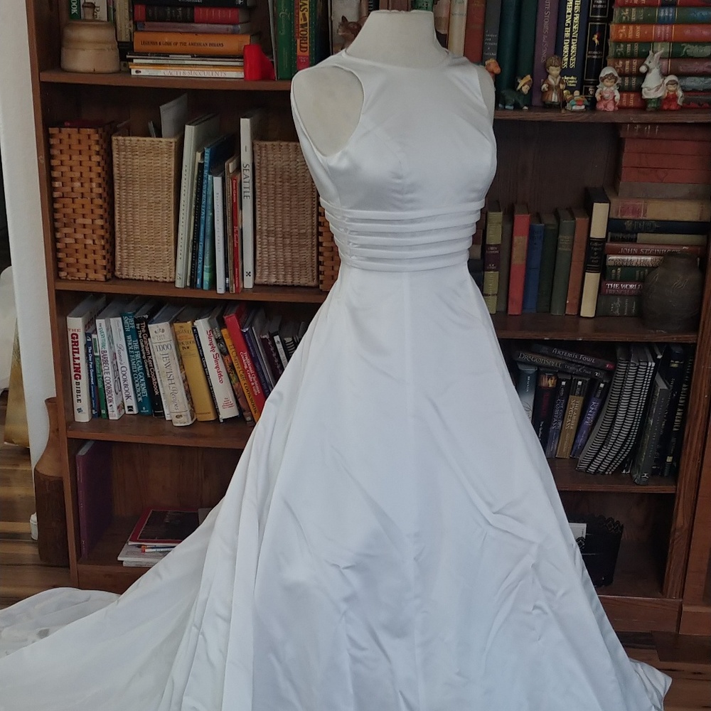 Gloria Vanderbilt white wedding dress, size 2